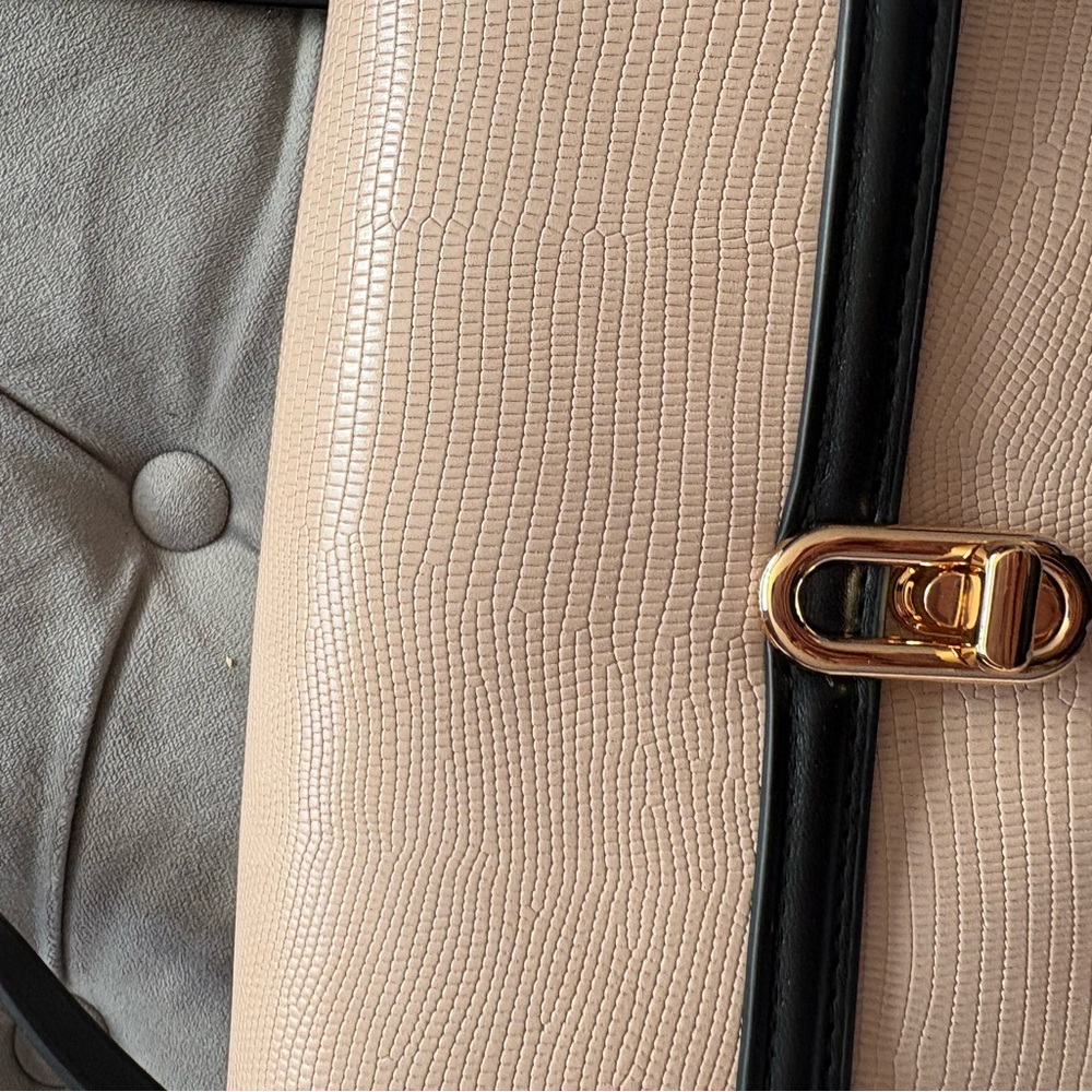 Elegant Black and Cream Women's Bag - Picture 2 of 9